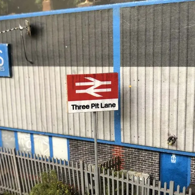 Scale Model Scenery S033-OO Customised Modern British Rail Station Signs cedule OO 1:76