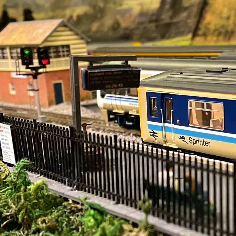 Scale Model Scenery AX014-OO ukazatele odjezdů a hodiny